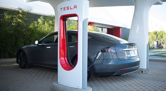 С 2017 года заправки Tesla станут платными