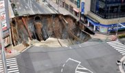 В японском городе провалился 30-метровый участок дороги