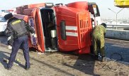 Пожарный автомобиль перевернулся в Алматы
