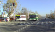 Два "байгующих" автобуса пролетели на "красный" в Алматы