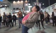 Вайнер из Казахстана покорил жителей Сеула зажигательным танцем