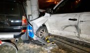 Два внедорожника снесли светофор в Алматы