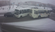 Автобус протаранил несколько авто в Караганде