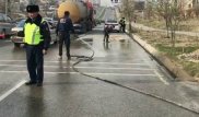 Наказание за грязные колеса: Шымкентских застройщиков заставляют мыть асфальт
