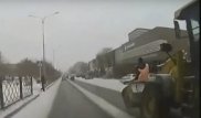 Темиртауских коммунальщиков уволили за езду в ковше трактора
