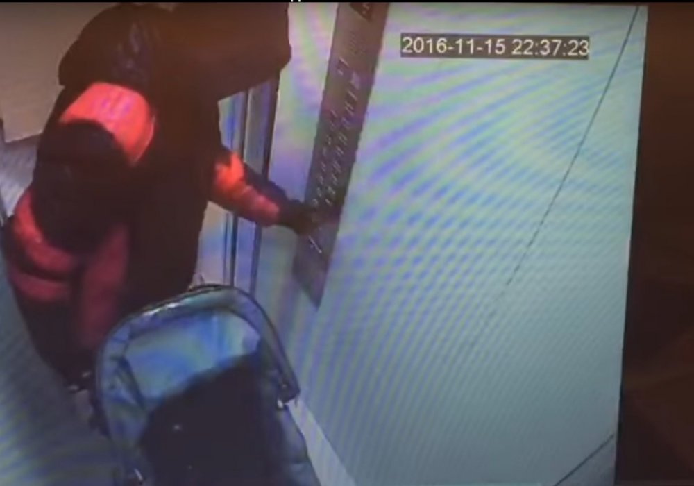Кража детской коляски в Алматы попала на видео