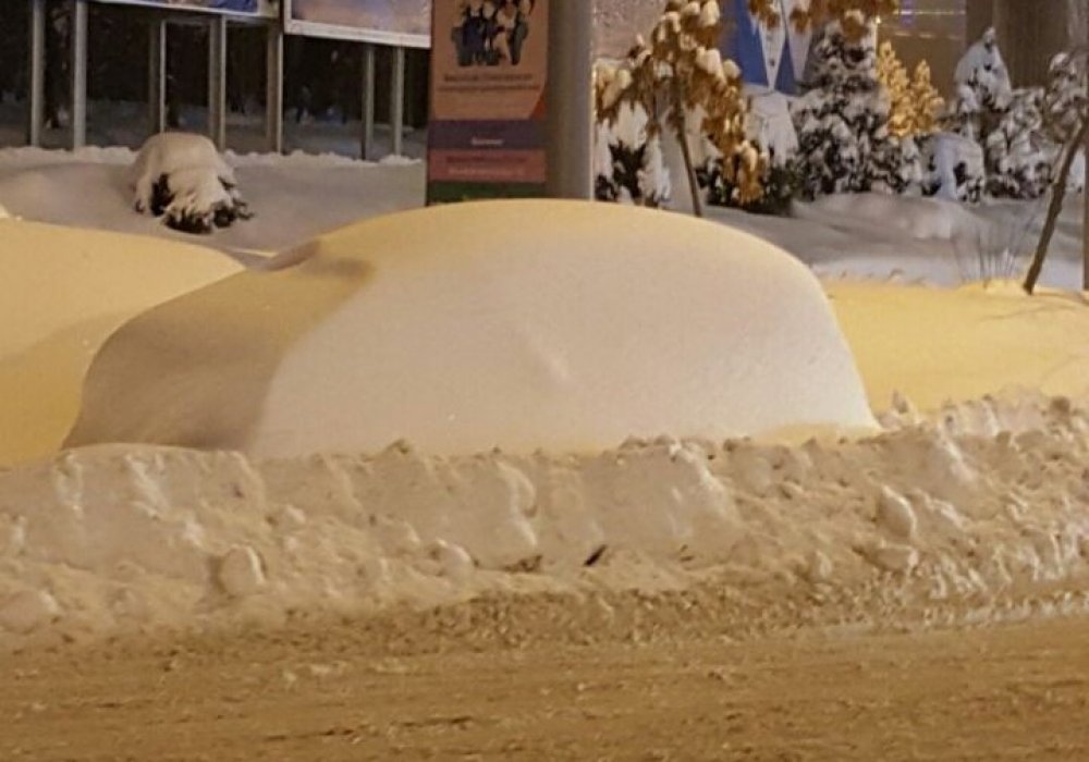 Автомобиль, "похороненный" под снегом в Алматы. Фото очевидца
