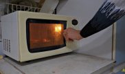 Что будет, если включить микроволновку с открытой дверцей