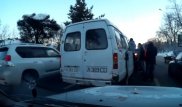 Видео массовой драки на дороге в Алматы появилось в Сети