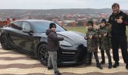 Сыновья Кадырова подарили своему тренеру Porsche Panamera