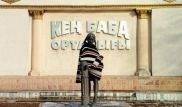 Неравнодушные шымкентцы накрыли скульптуру девочки одеждой