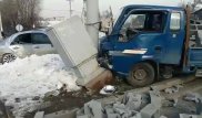 Грузовик врезался в опору светофора в Алматы
