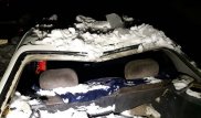 Глыбы льда и снега раздавили три авто в Алматы