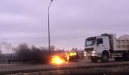 Горящий автомобиль на мосту в Астане попал на видео