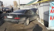 Водитель Toyota протаранил припаркованный Mercedes в Алматы