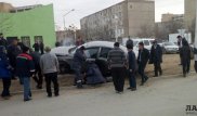 В Актау автомобиль протащил под капотом по асфальту 25-летнего парня