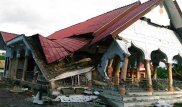 Число жертв землетрясения близ Суматры выросло до 92 человек - военные