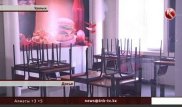 Отравившиеся бургерами жители Уральска требуют три миллиона тенге компенсации