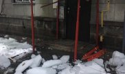 В Алматы ледяная глыба с крыши рухнула на пожилую женщину