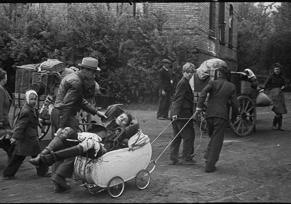 В 1941-м - аукнулось, в 1945-м - откликнулось. Пригород Берлина, май 1945 года.