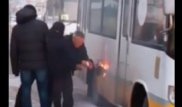 Горящий бензобак автобуса в Семее пытались потушить снегом