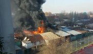 Сильный пожар уничтожил кровлю частного дома в Алматы