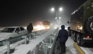 Дальнобойщик вторые сутки не может выбраться из кювета в ВКО