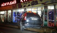 В Алматы автомобиль влетел в витрину магазина