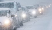В Карагандинской области пассажиры автобуса вытащили попавшую в кювет машину