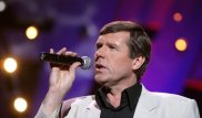 Популярный певец сбежал за границу