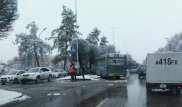 Автобус врезался в дерево на разделительной лесополосе в Алматы
