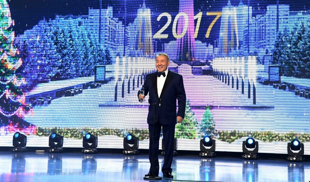 Нурсултан Назарбаев на новогоднем балу в Астане. © akorda.kz