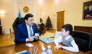 Аким ЗКО исполнил желание 8-летнего мальчика и показал ему свой кабинет