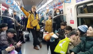 Акын с домброй спел для пассажиров алматинского метро