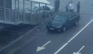 В Алматы автомобиль врезался в лестницу пешеходного моста