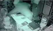 Шокирующее избиение продавца магазина в Павлодаре попало на видео