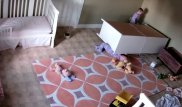 Двухлетний малыш спас брата-близнеца из-под рухнувшего комода