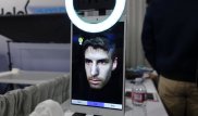 Специальная насадка на смартфон позволит делать 3D-селфи