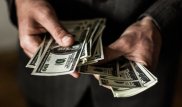 В Атырау судебный эксперт попался на взятке в 20 тысяч долларов