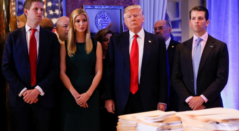 Дональд Трамп с дочерью Иванкой на пресс-конференции в Нью-Йорке. © Reuters