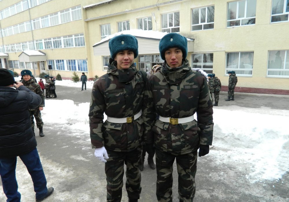 Асет Жусупов (слева)