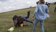 Венгерскую журналистку из скандального видео осудили за подножку мигранту
