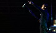 Певец остановил концерт, чтобы спасти фанатку