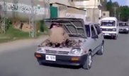 Видео необычного ремонта авто в Пакистане удивило пользователей Сети