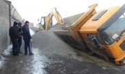 На алматинской улице грузовик снова застрял в провалившемся асфальте