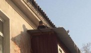 9-летнего мальчика из ВКО пришлось снимать с крыши балкона после отмены занятий в школе