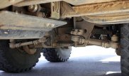 Пассажир грузовика вывалился и попал под колеса, пытаясь понравиться девушке