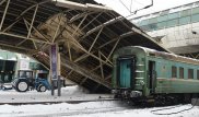 Конструкция рухнула на поезд на вокзале Астаны