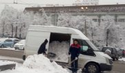 Погрузку снега в минивэн засняли на дорогах Алматы