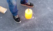 Что будет, если раскаленный металлический цилиндр положить на замерзшее озеро